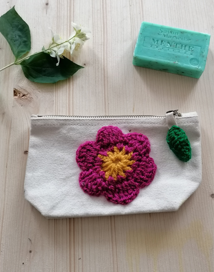 Trousse coton écru JOY fleur crochet rose - La Boutique de L'Imaginaire