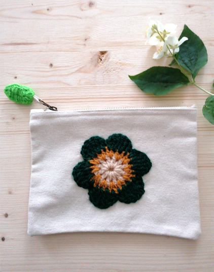 trousse-ecru-fleur-crochet-