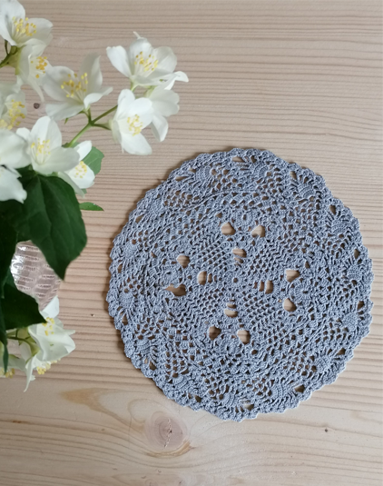 Napperon-crochet-vintage-gris