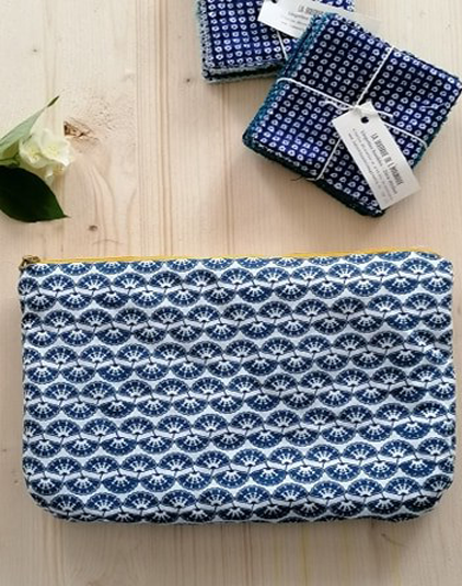 Trousse-motif-bleu-et-linge