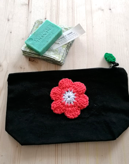 Trousse-noire-fleur-orange