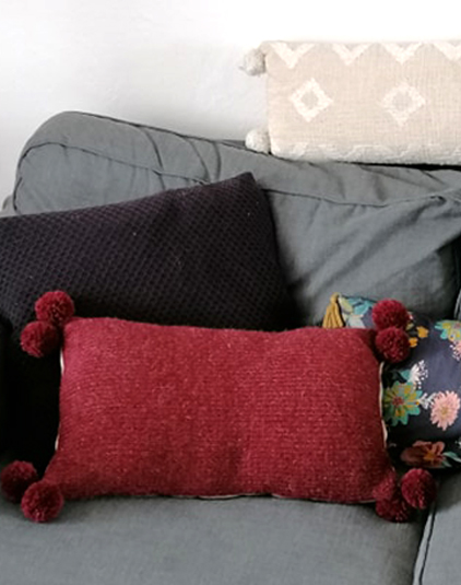 Coussin bordeaux en laine et coton écru