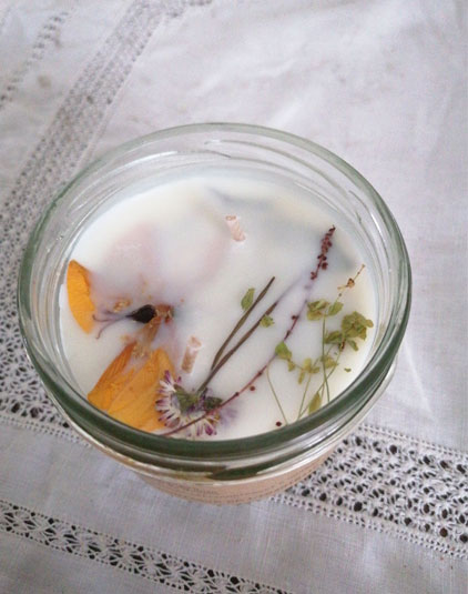 Bougie artisanale à la cire de soja parfumée et fleurs séchées